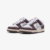 gradeschool nike nike dunk low se (white/glacier blue)