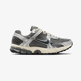 mens nike nike zoom vomero 5 (iron grey/chrome)
