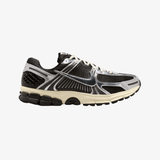 mens nike zoom vomero 5 (black/chrome-metallic silver)