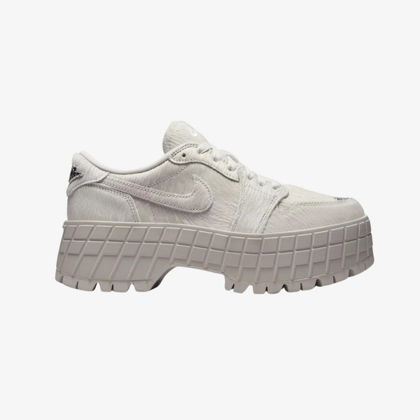 womens air jordan 1 brooklyn low (light bone/metallic silver)