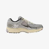 mens nike zoom vomero 5 (grey fog/chrome-metallic silver)