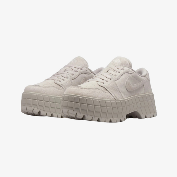 womens air jordan 1 brooklyn low (light bone/metallic silver)