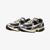 mens nike zoom vomero 5 (black/chrome-metallic silver)