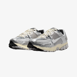 mens nike zoom vomero 5 (grey fog/chrome-metallic silver)