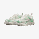 gradeschool nike vomero 5 (sail/pink foam/arctic green)