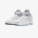 gradeschool jordan 5 retro (white/black-metallic silver)