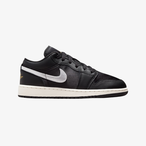 gradeschool jordan 1 low se (black/metallic silver)