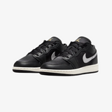 gradeschool jordan 1 low se (black/metallic silver)