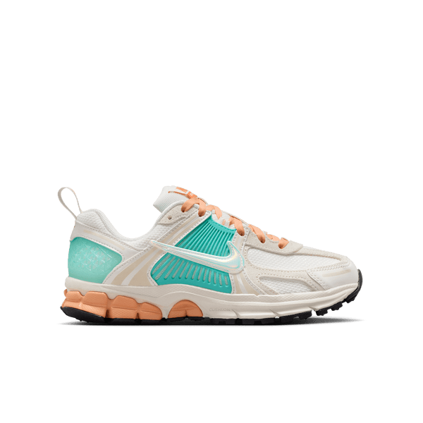 gradeschool nike vomero 5 (sail/orange chalk)