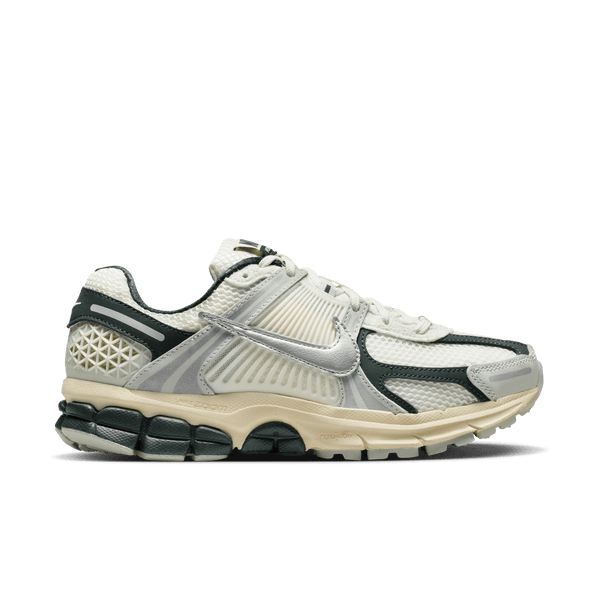 womens nike zoom vomero 5 (sail/metallic silver)