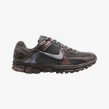 mens nike zoom vomero 5 (cave stone/metallic silver)